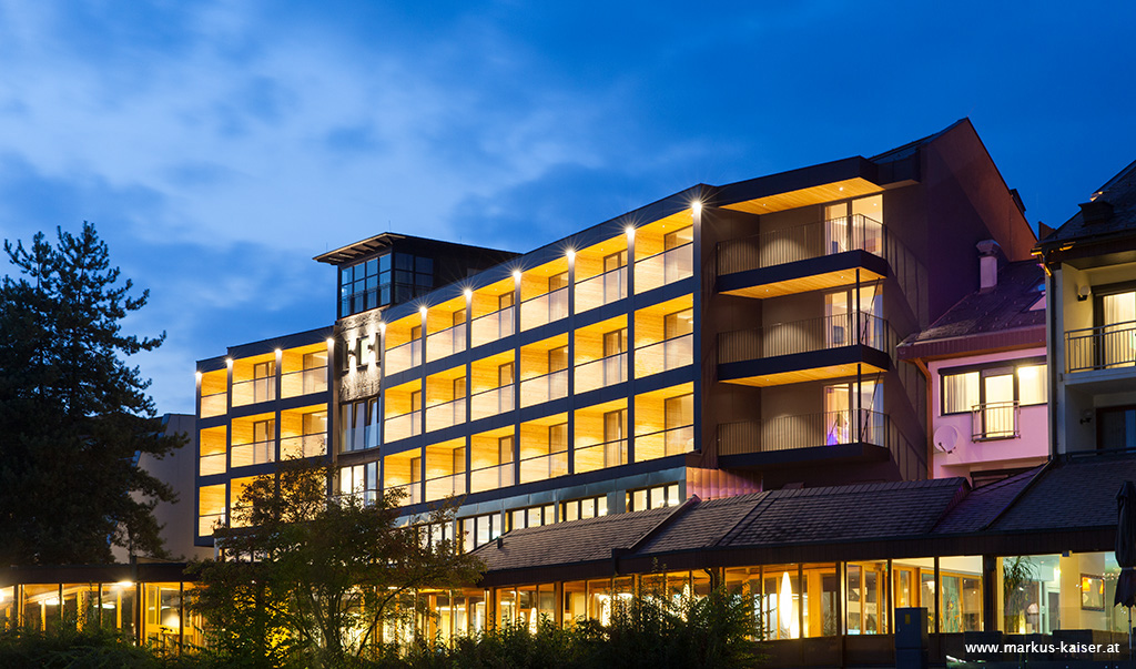 tl_files/bilder_portfolio/thermenhotel-kowald-loipersdorf/thermenhotel-kowald-loipersdorf-aussen-abend-markus-kaiser-3390.jpg
